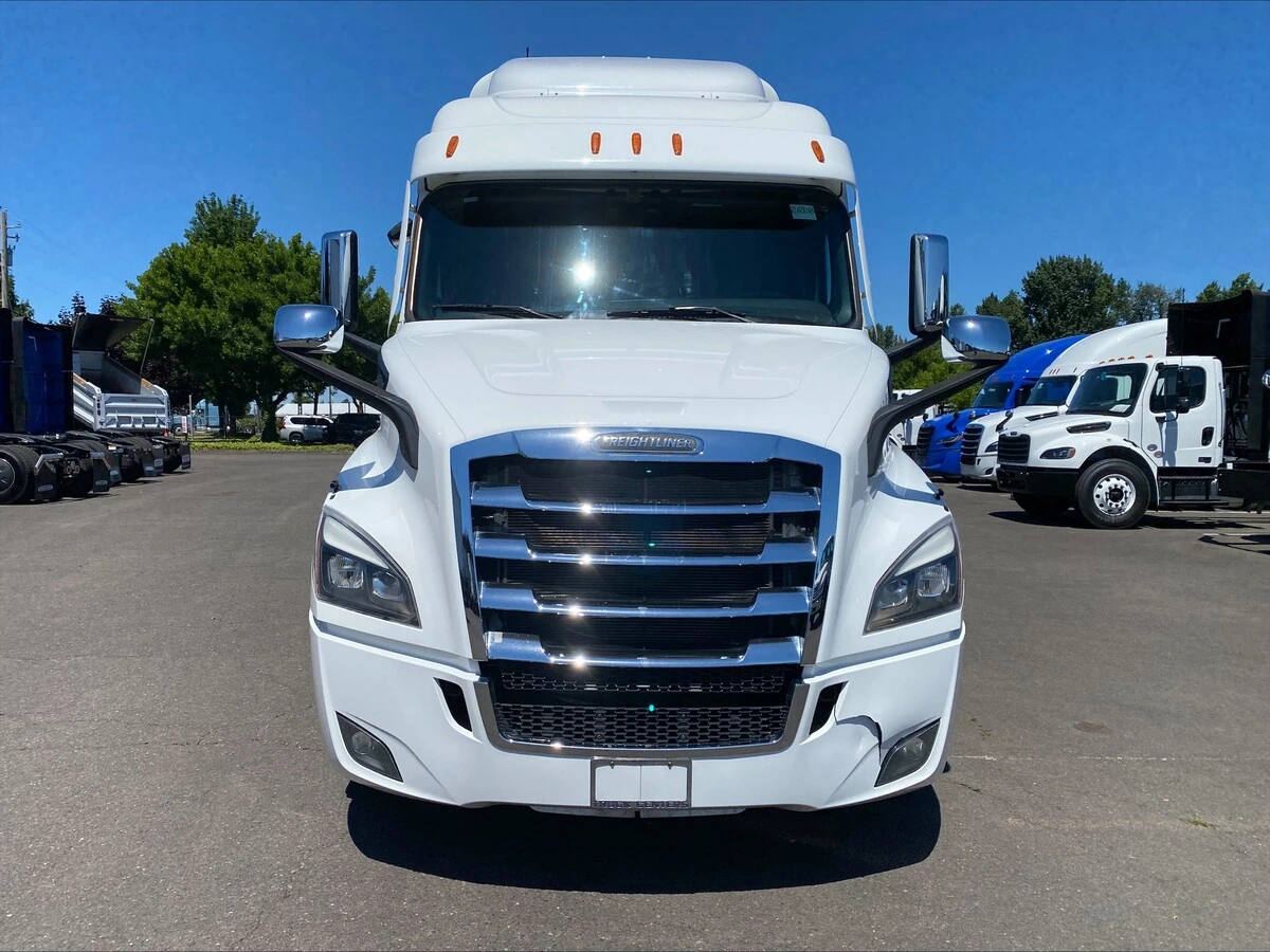 2024 Freightliner Cascadia — photo 8