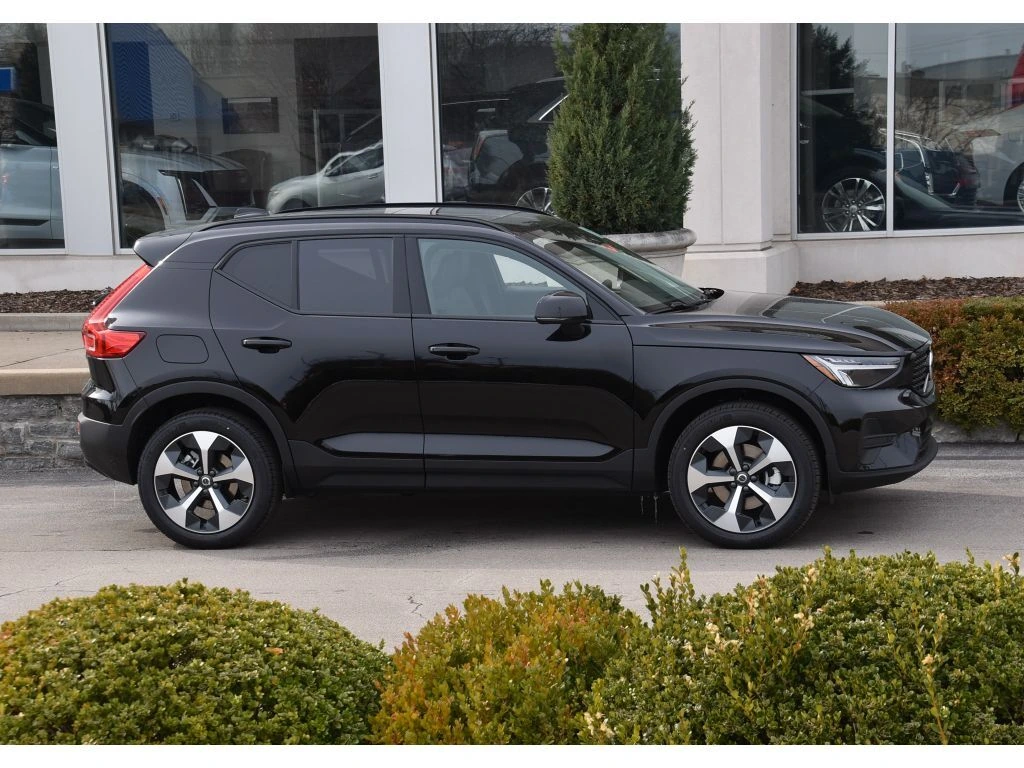 2026 Volvo - image 3