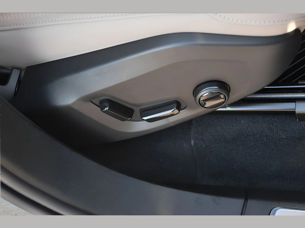 2026 Volvo - image 32
