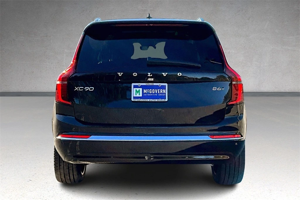 2026 Volvo - image 4