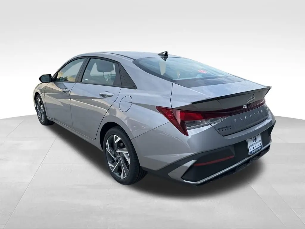 2025 Hyundai Elantra SEL Sport photo 8