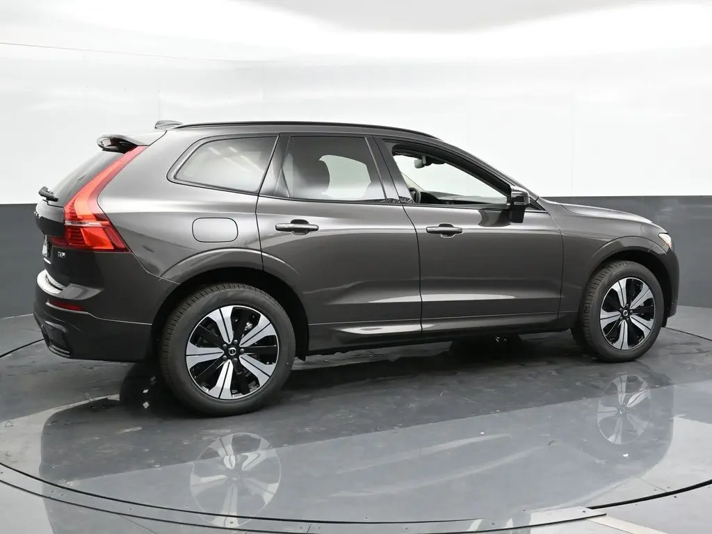 2025 Volvo - image 3