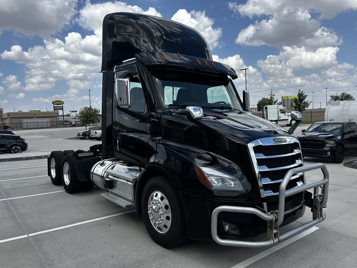 2023 Freightliner Cascadia — photo 3