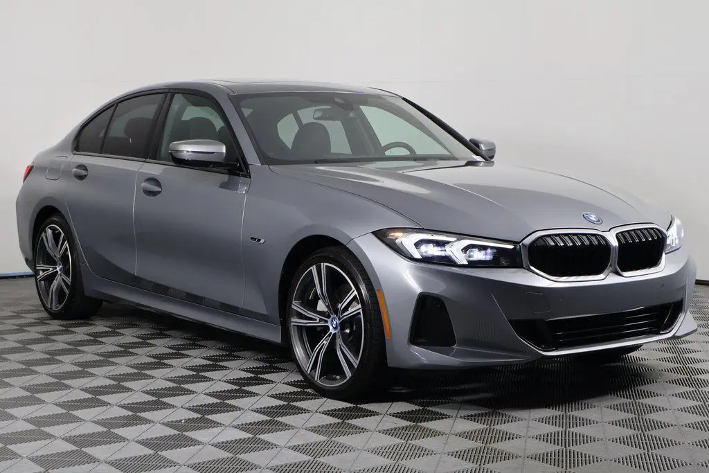 2023 Bmw 330e Sedan photo 3
