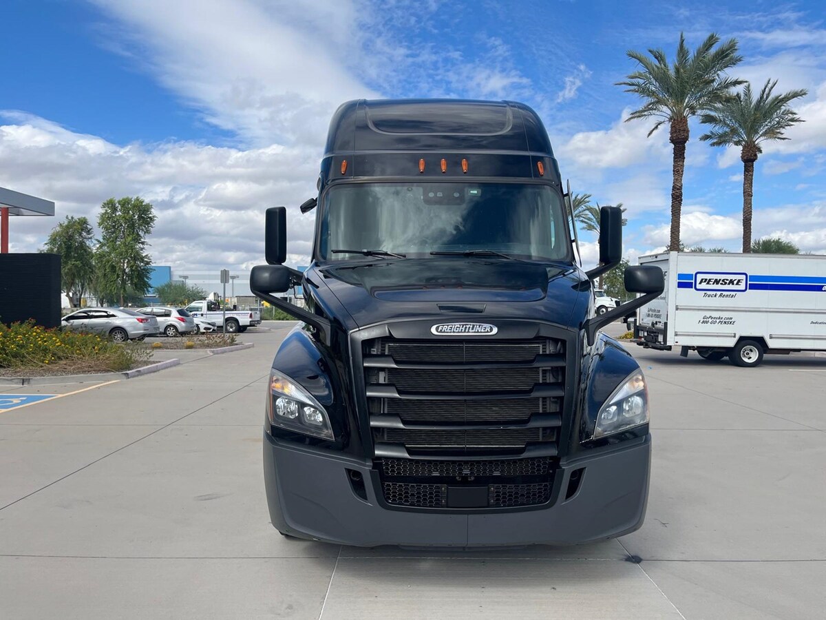 2021 Freightliner in Phoenix, AZ — photo 8