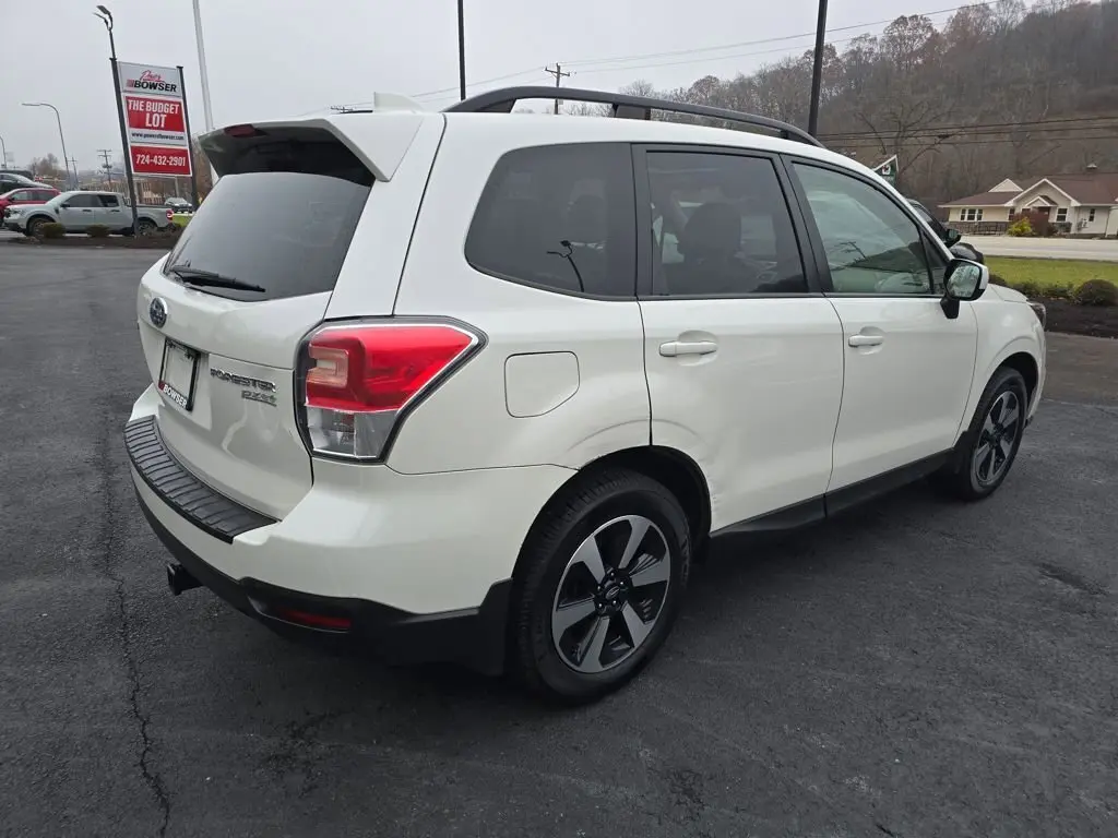 2017 Subaru Forester 2.5i Premium photo 4