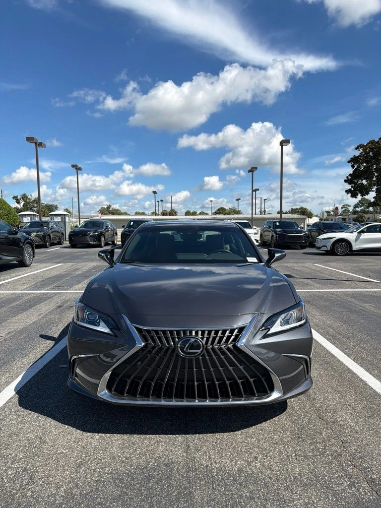 2025 Lexus ES 350 - Photo 16