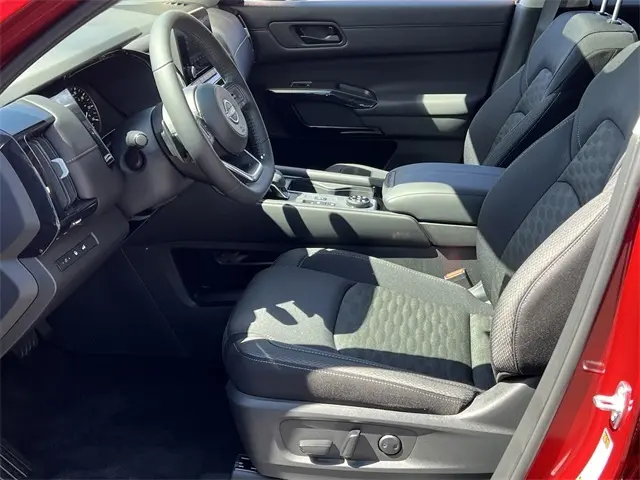 2025 Nissan Pathfinder SV photo 18