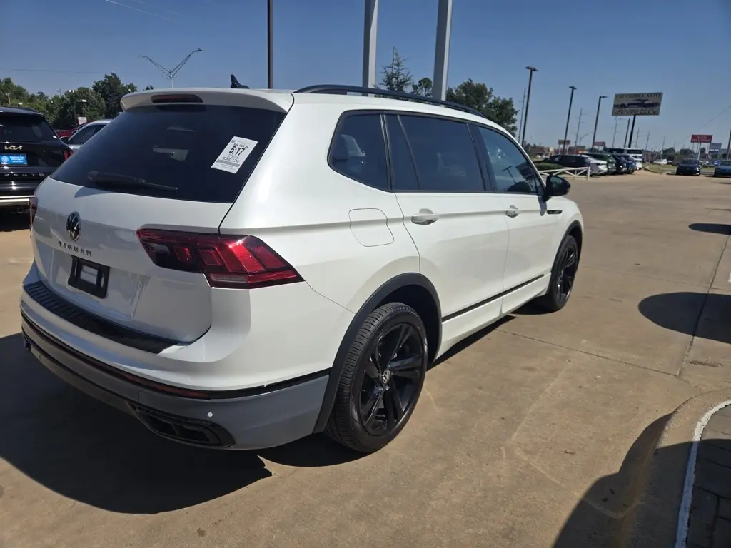 2023 Volkswagen Tiguan SE R-Line Black photo 4