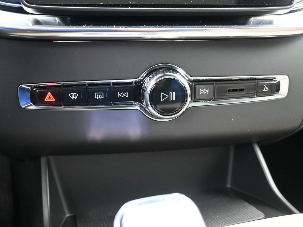 2026 Volvo - image 15