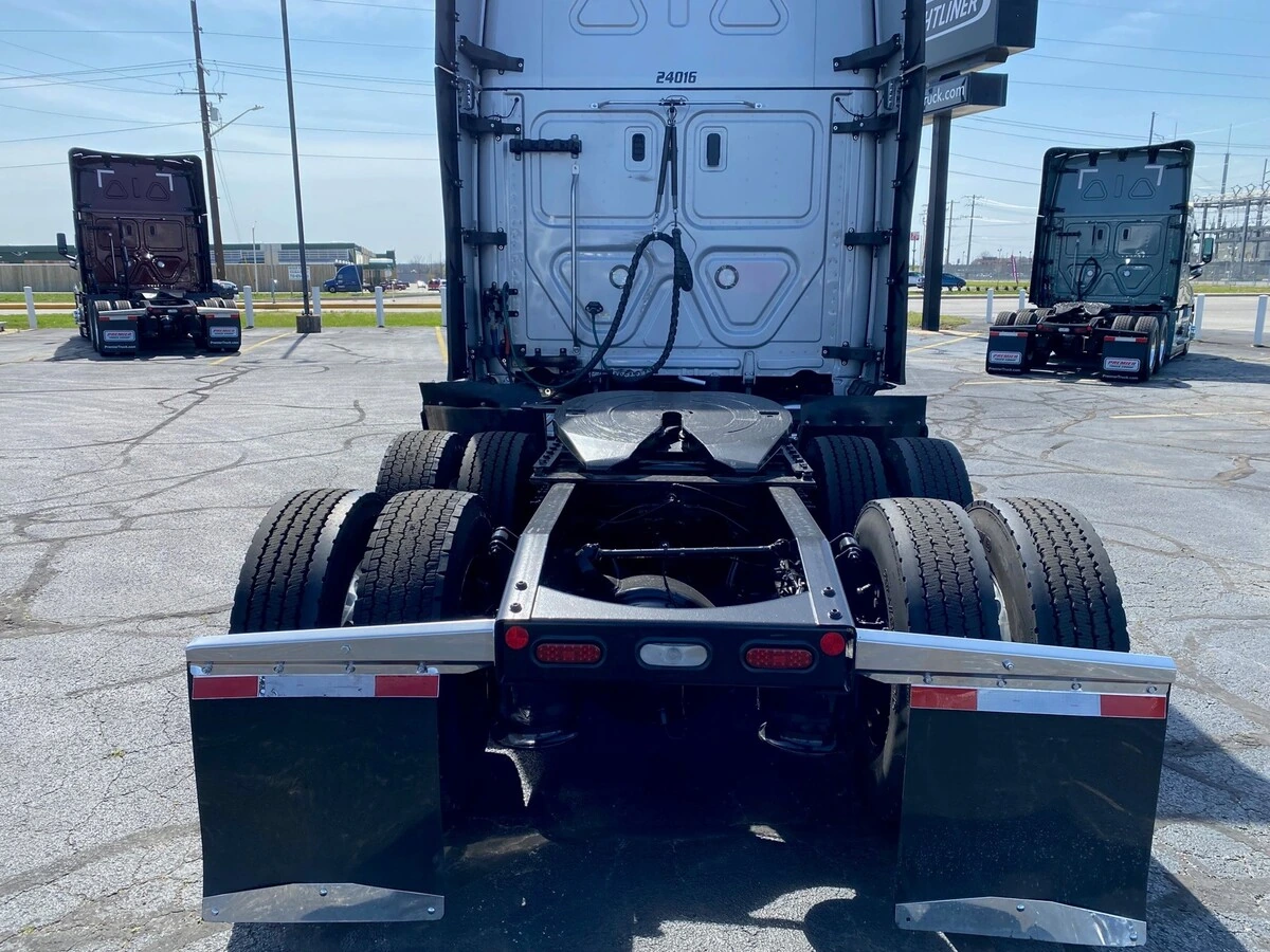 2024 Freightliner Cascadia - image 4