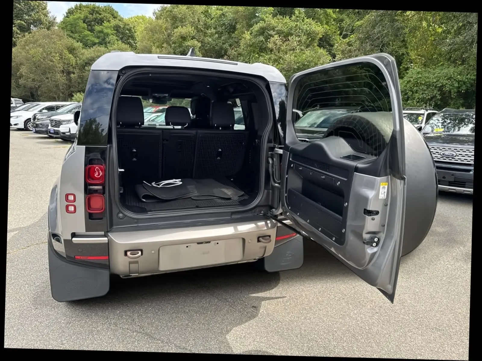 2023 Land Rover Defender X-Dynamic SE photo 36