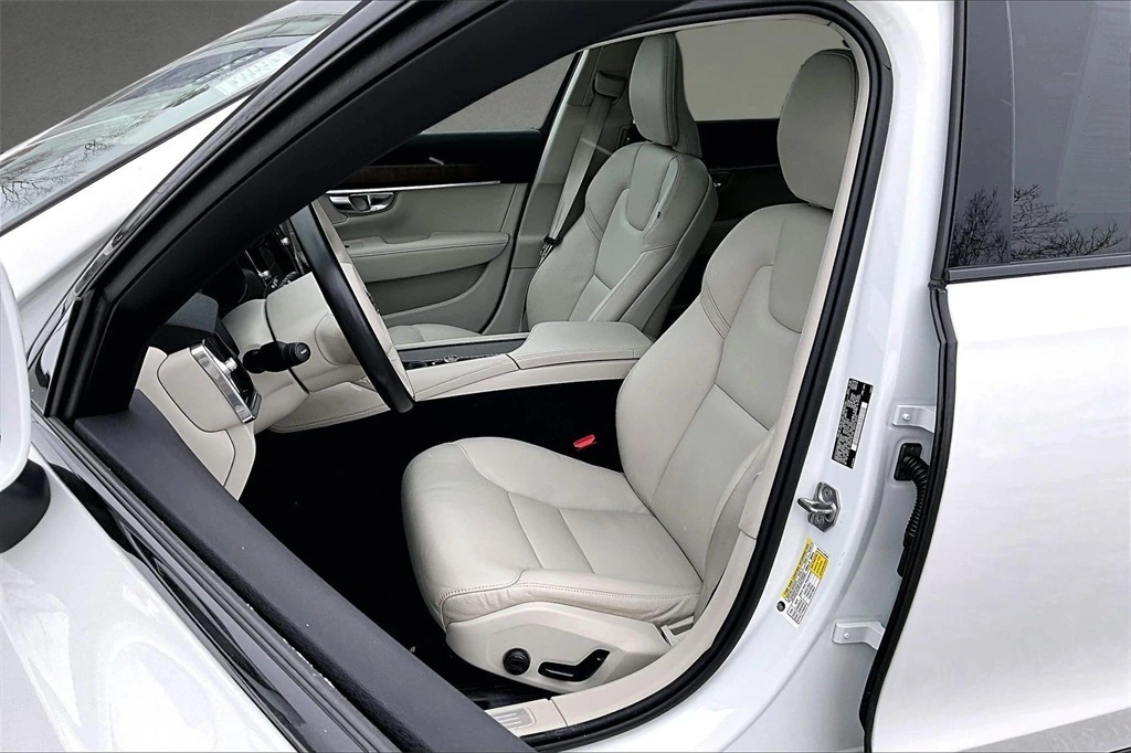 2021 Volvo - image 20