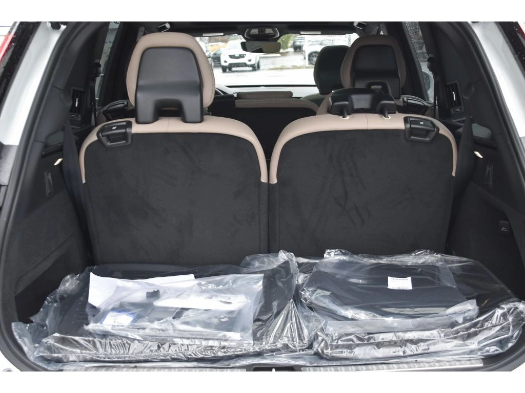 2026 Volvo - image 25