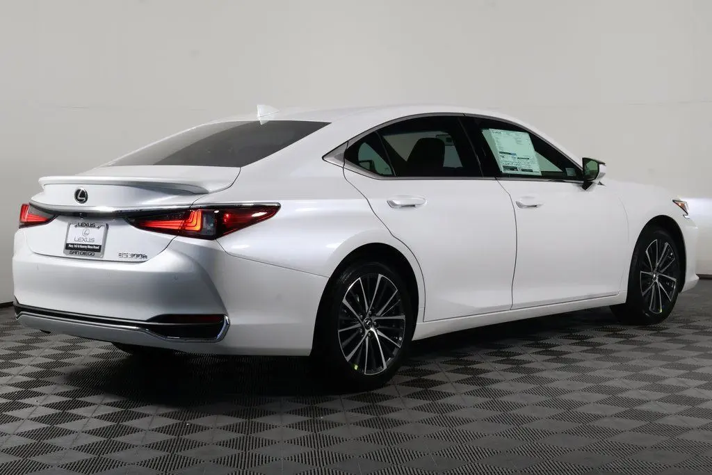 2025 Lexus ES 300h photo 2