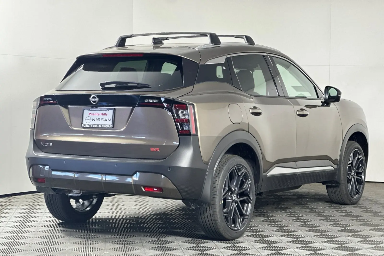 2026 Nissan Kicks SR photo 3
