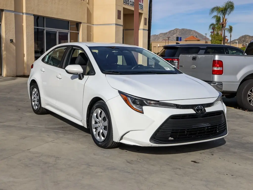 2023 Toyota Corolla LE's photo