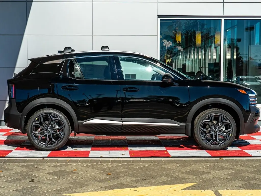 2026 Nissan Kicks SR photo 2