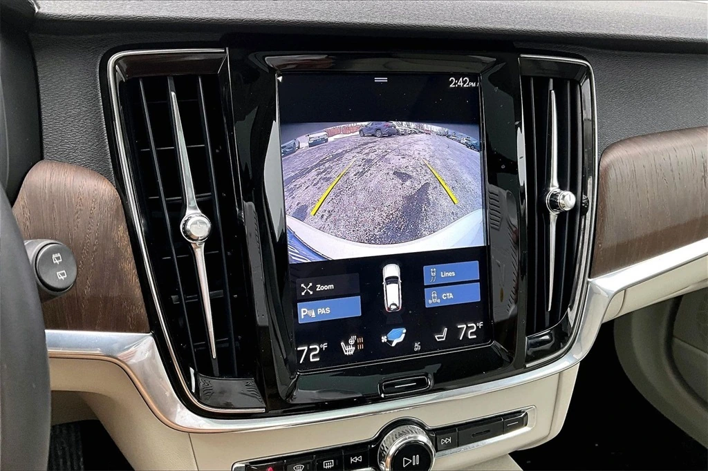 2021 Volvo - image 13