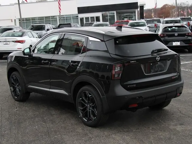 2026 Nissan Kicks SR photo 3