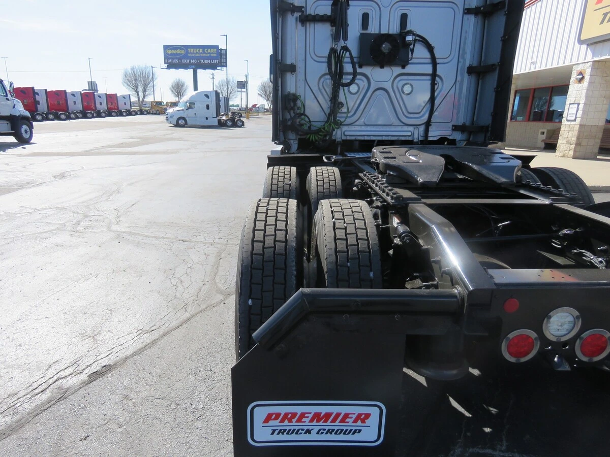 2022 Freightliner Cascadia - image 4