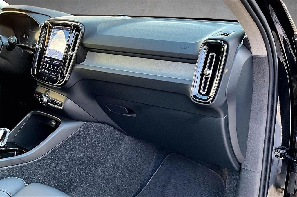 2026 Volvo - image 25