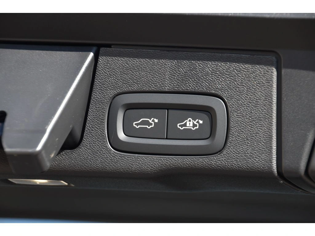 2026 Volvo - image 24