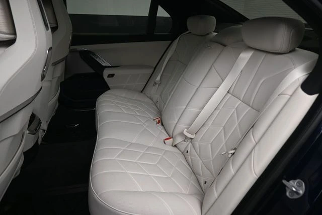 2025 BMW 7 Series 760i - Photo 10