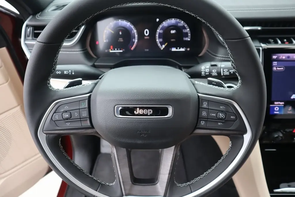 2025 Jeep Grand Cherokee Limited photo 3