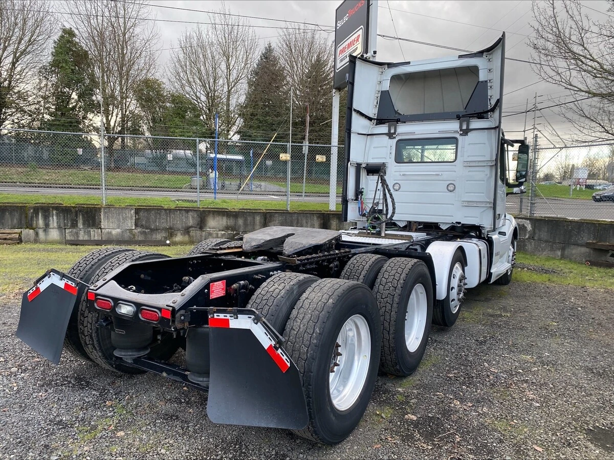 2018 Volvo VNL 860 - image 4