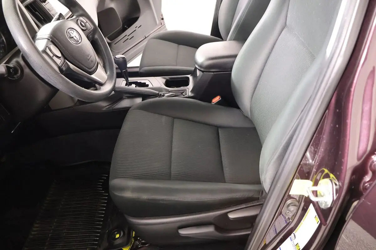 2018 Toyota RAV4 LE photo 3