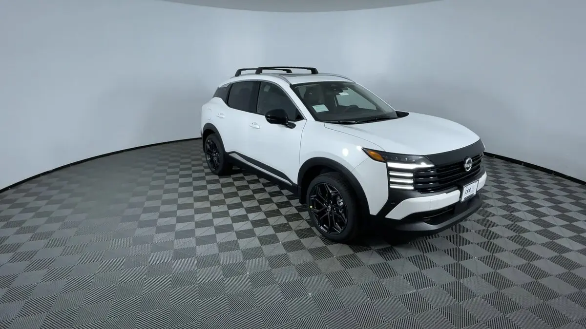 2026 Nissan Kicks SR photo 2