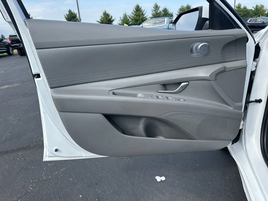 2024 Hyundai Elantra SEL photo 12