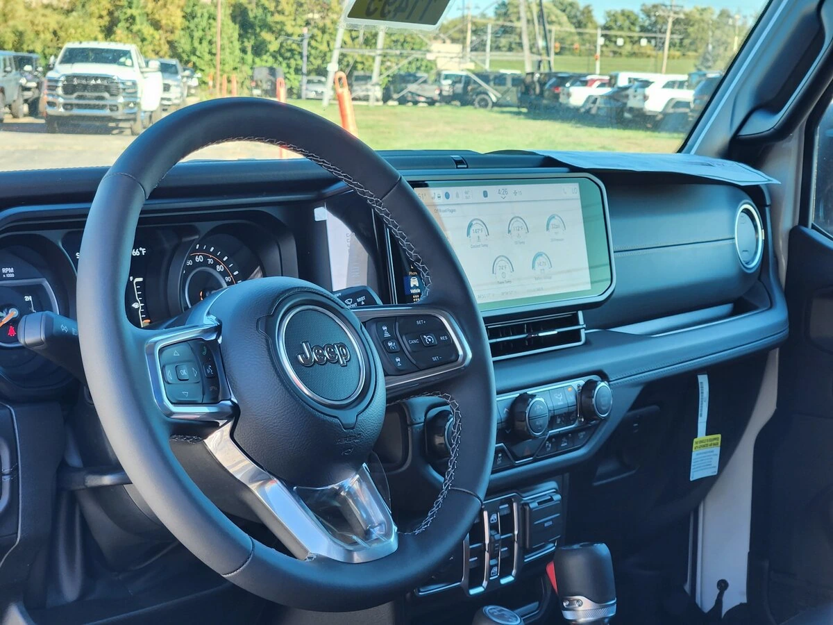 2025 Jeep Wrangler 4-Door Sahara - Photo 26