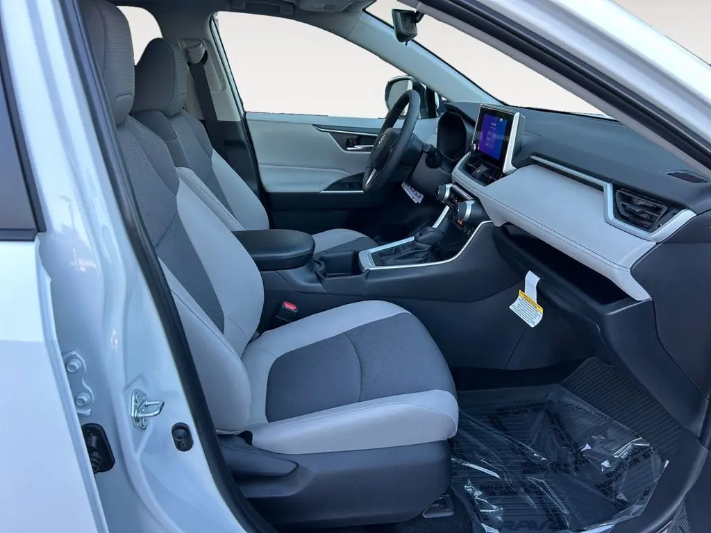 2025 Toyota RAV4 XLE photo 10