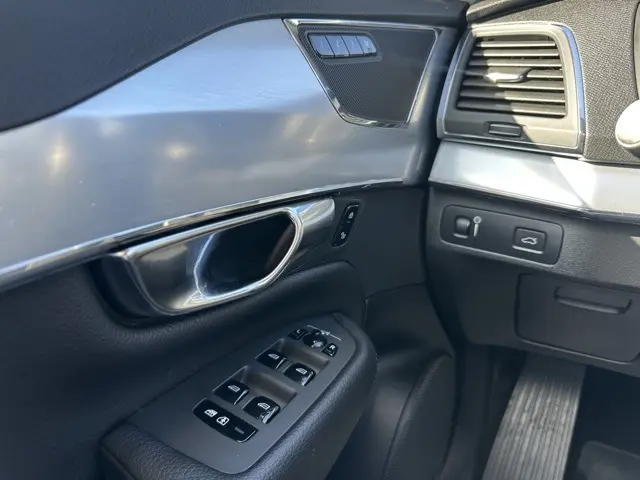 2018 Volvo XC90 T6 AWD Momentum photo 15