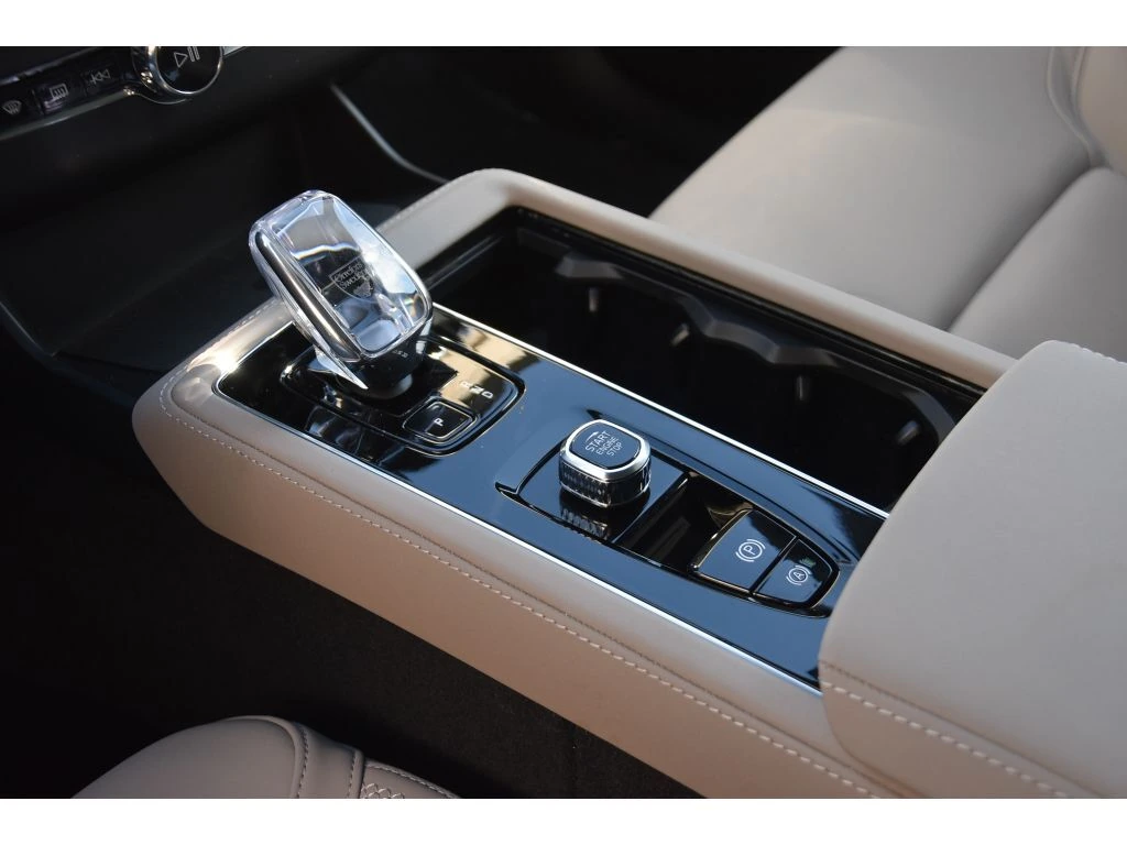 2026 Volvo - image 37