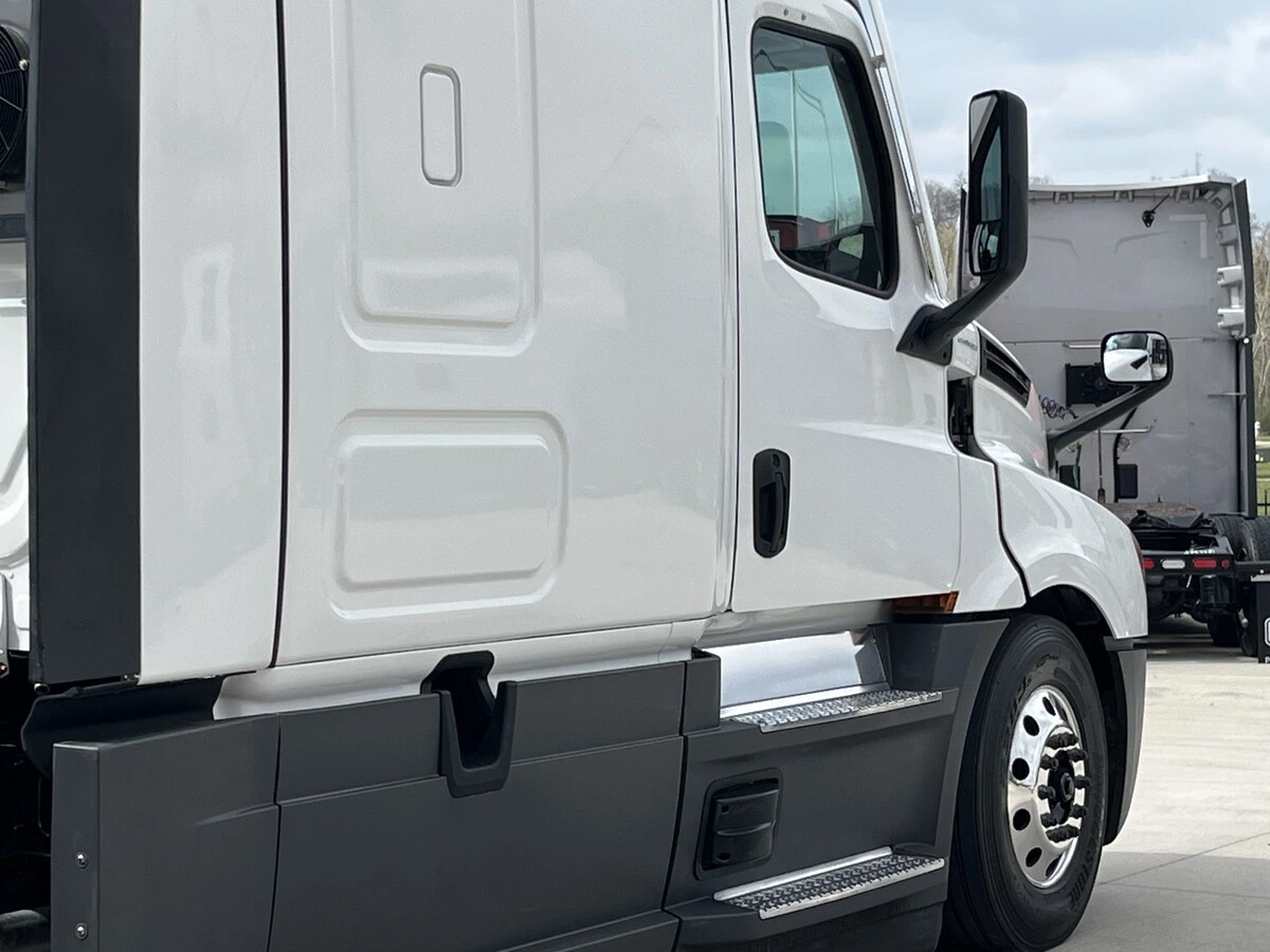 2023 Freightliner Cascadia - image 19