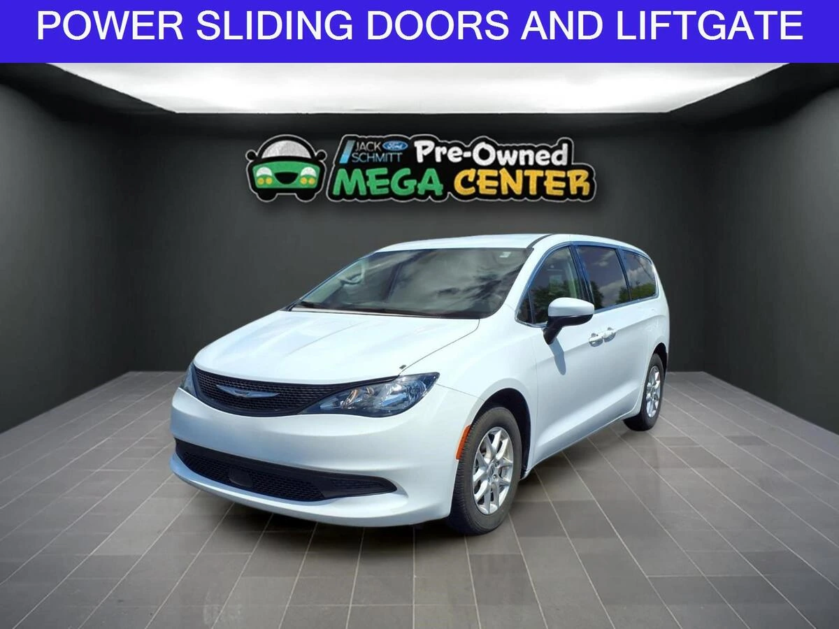 2022 Chrysler Voyager LX's photo