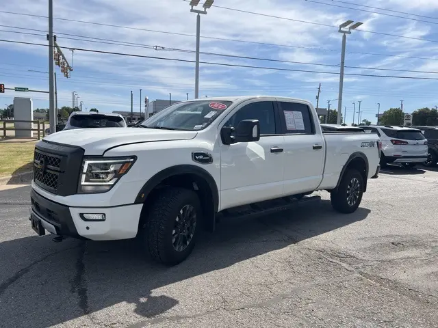 2024 Nissan Titan Crew Cab PRO-4X photo 3