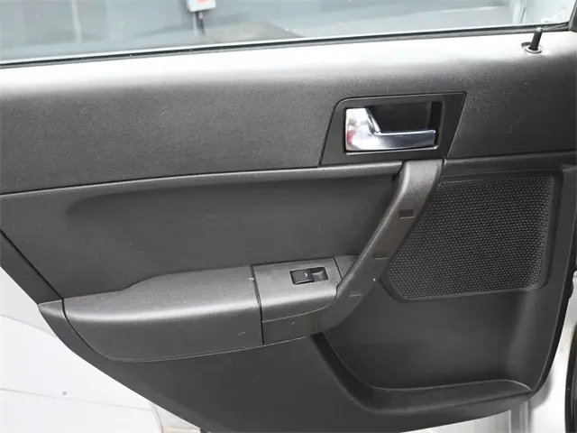 2011 Ford Focus SES photo 9
