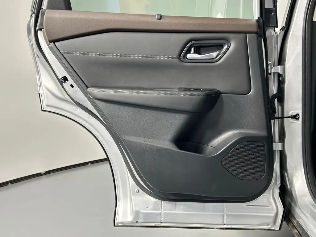 2022 Nissan Rogue SV photo 12
