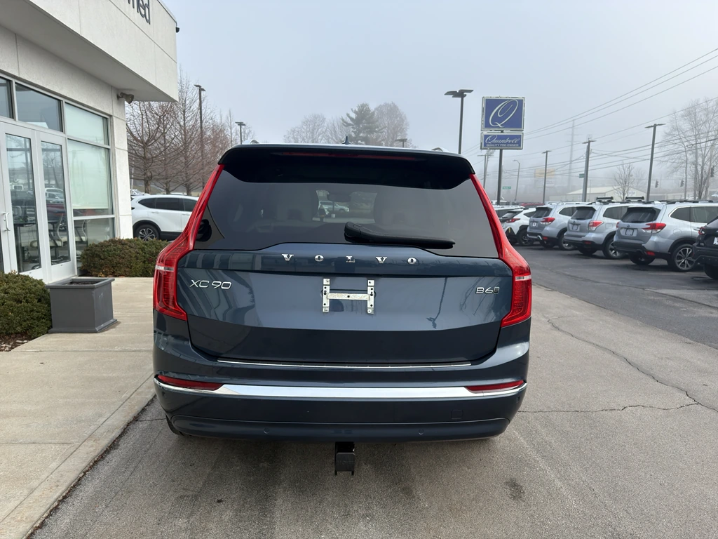 2023 Volvo - image 4