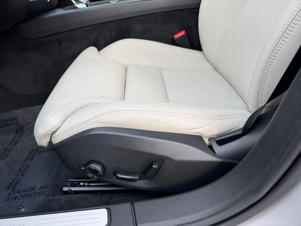 2025 Volvo - image 17
