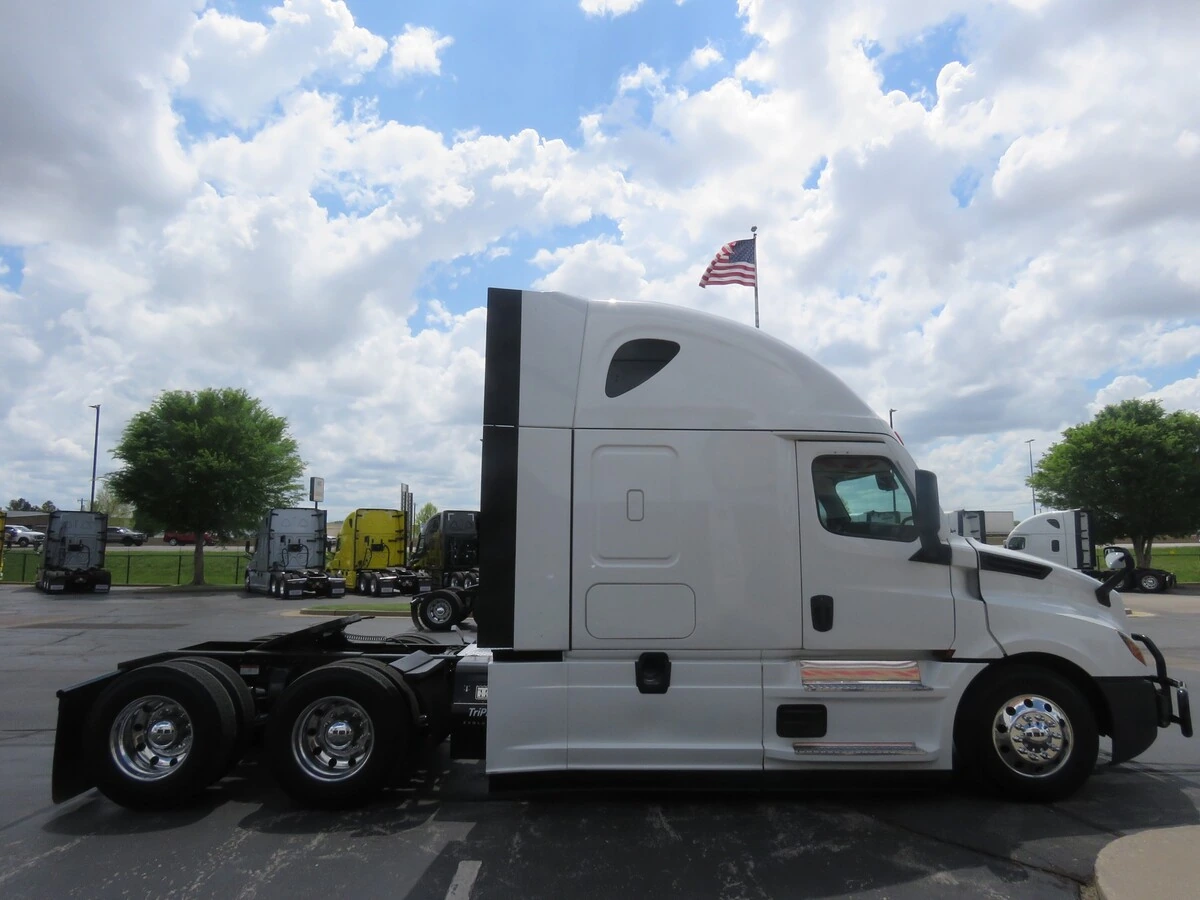 2022 Freightliner Cascadia - image 9