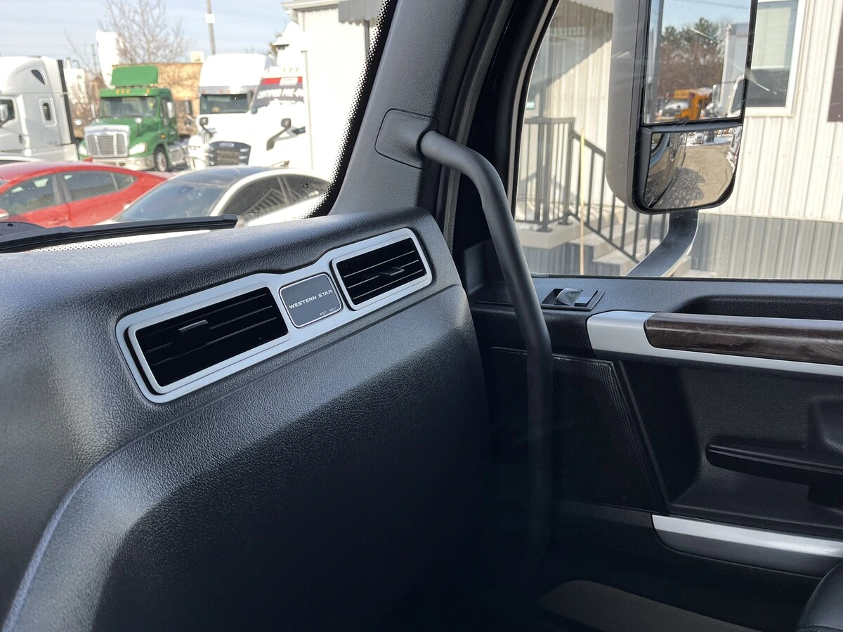 2025 Western Star — photo 25