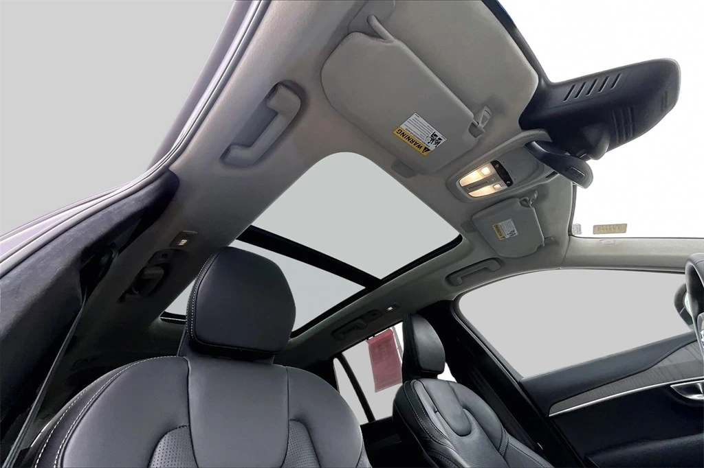 2025 Volvo - image 28