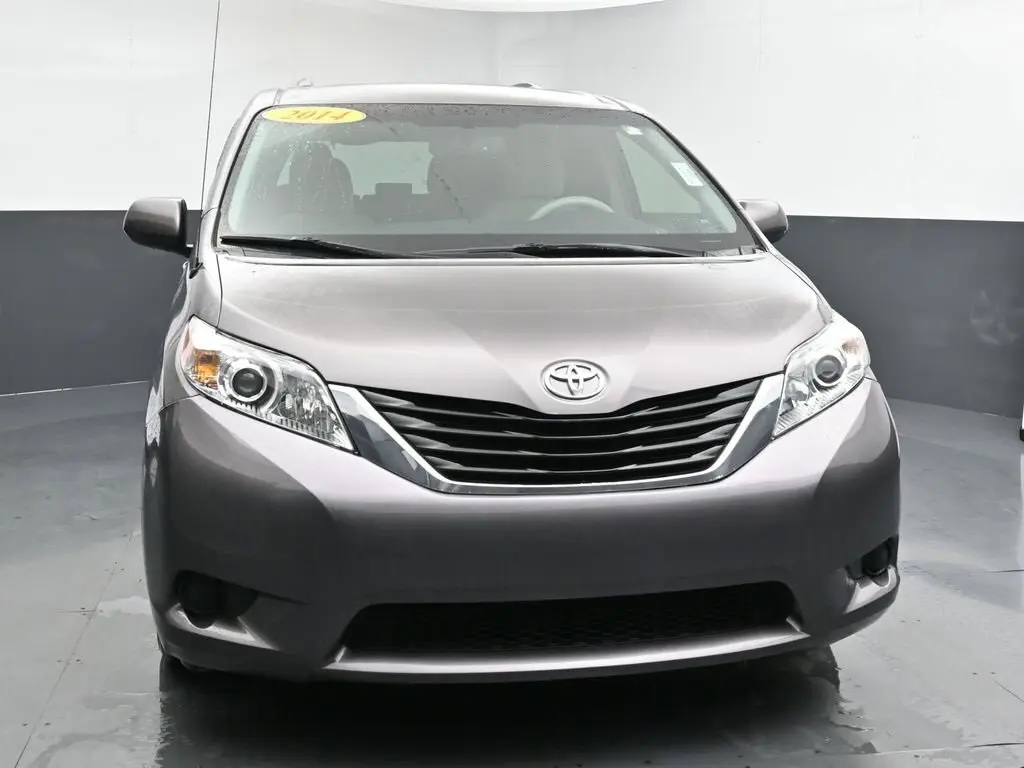2014 Toyota Sienna LE photo 3