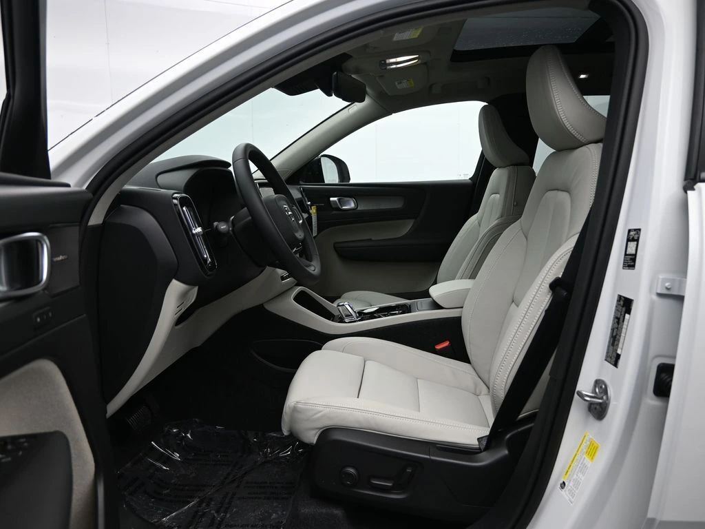 2026 Volvo - image 21