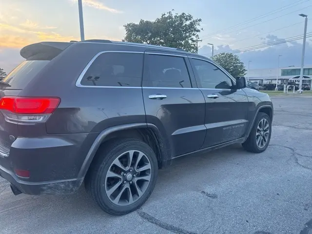 2017 Jeep Grand Cherokee Overland photo 2